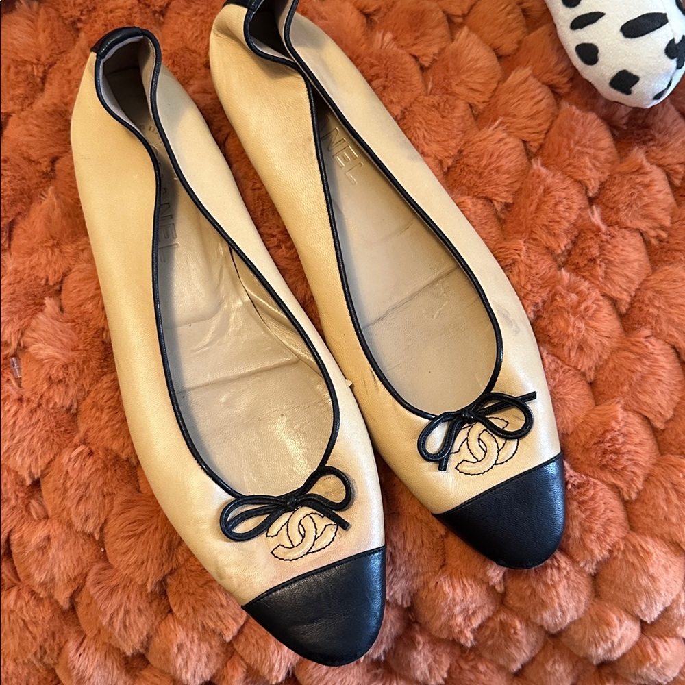 Classic CHANEL cap toe CC flats with bow size 40